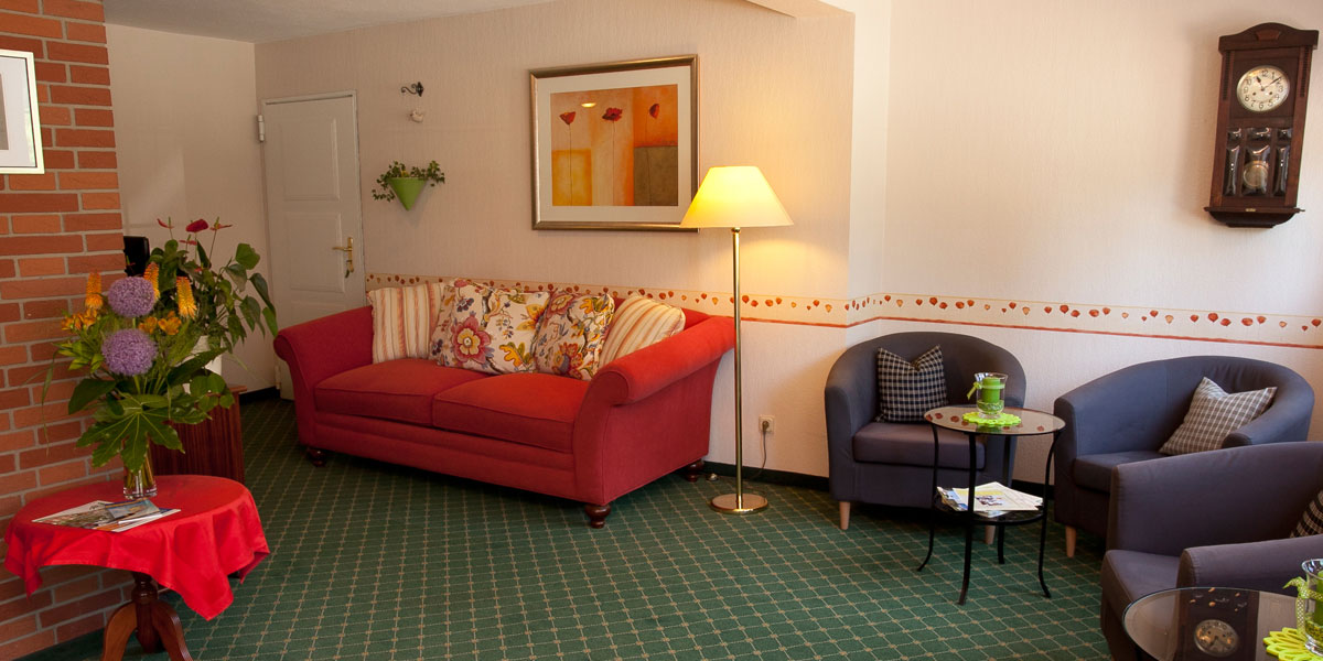 Hotelempfang - Loungebereich mit Kabel-TV und Leseecke